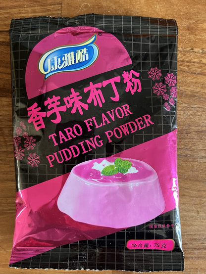 Sort og pink pose påtrykt titlen “Taro Flavot Pudding Power” over et billede af en smukt lyserød budding pyntet med et par blade citronmelisse. Der er også kinesiske tegn som jeg ikke har oversat (men mon ikke de betyder det samme)
