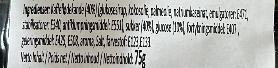 Dansk ingrediensliste på bagsiden af samme pakke med bl.a. “Kaffeflødekande (40%) (glukosesirup, kokosolie, palmeolie, …)