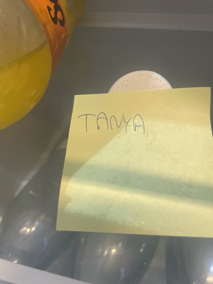 Køleskabshylde nr. 3 med endnu en pavlova med post-it med navnet Tanya