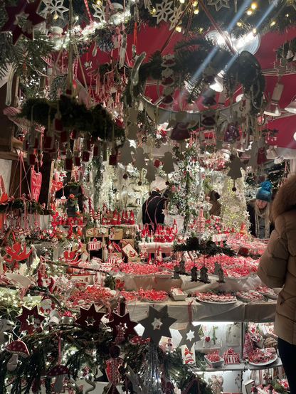 Bod på Gendarmenmarkt med alverdens julepynt i keramik. Farverne er især rød og hvid, og der er mange, mange lys!