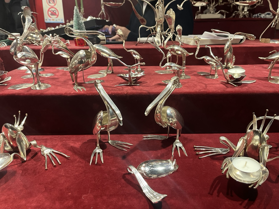 Bod med spøjse dimser lavet ud af sølvgafler og -skeer, bl.a. pelikaner og frøer