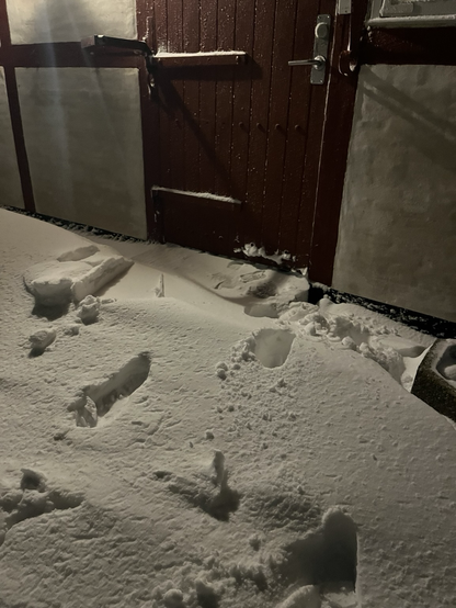 Snedrive uden for rød dør i Knudshoved. Dybe fodspor viser hvor jeg trådte ud for lidt siden