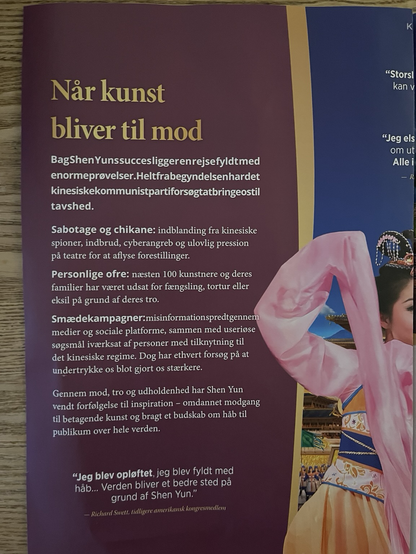 En side til i folderen hvor man kan se at dele af teksten helt mangler mellemrum mellem ordene, fx “BagShenYunssuccesliggerenrejsefyldtmedenormeprøvelser.”