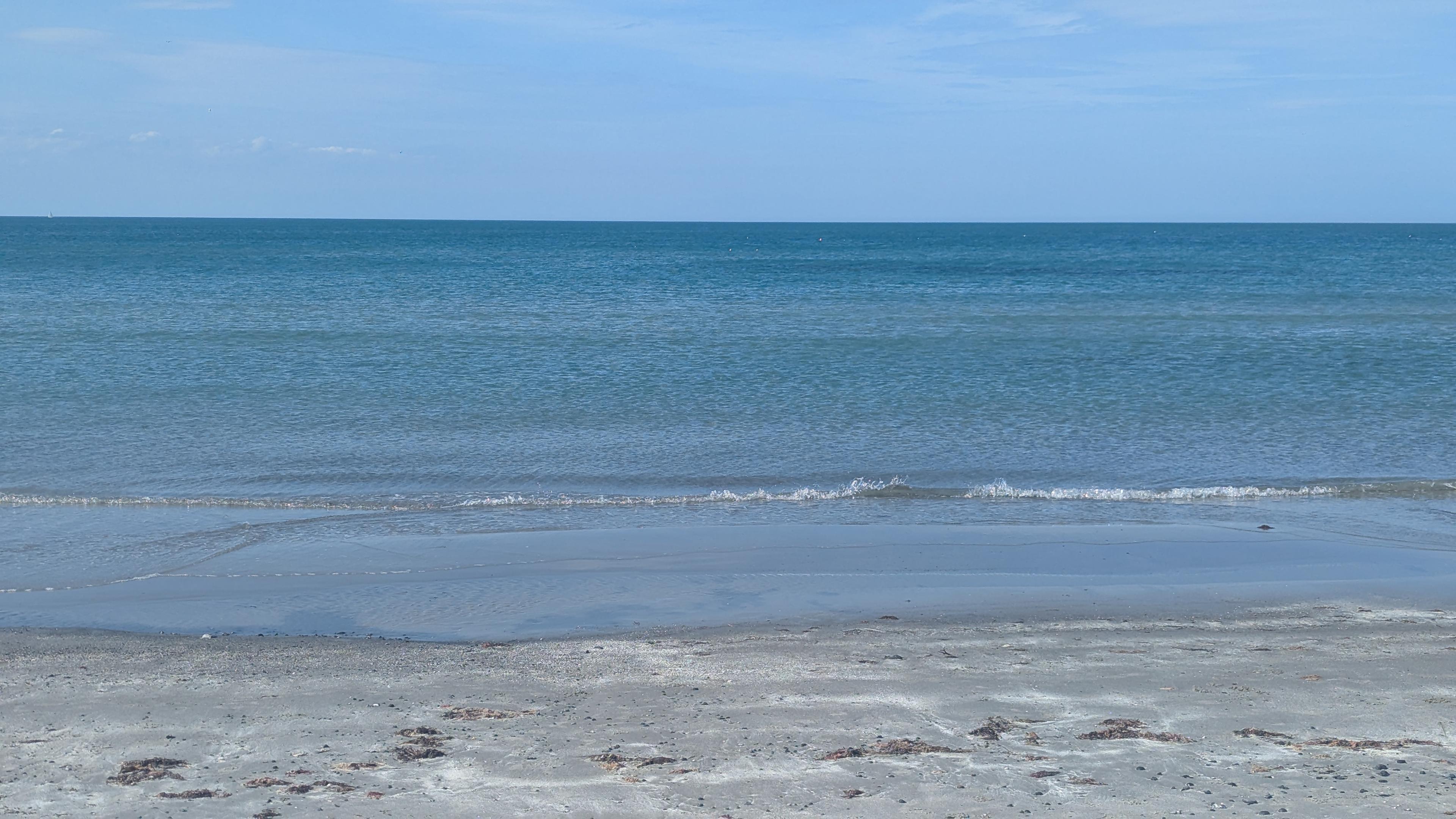 Strand med dejligt klart vand og ingen tang eller sten