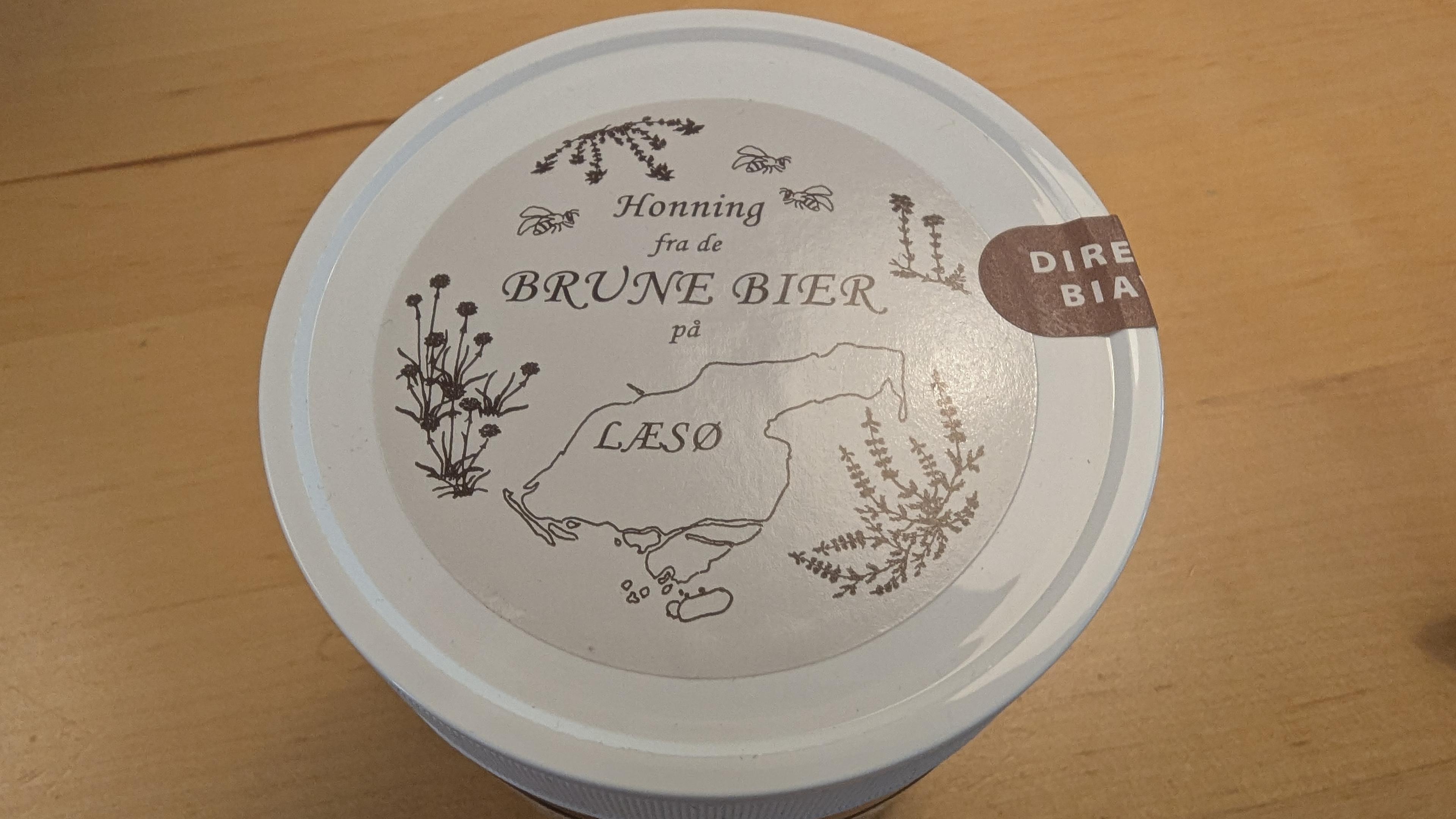 Toppen af et glas honning.
Tekst: Honning fra de brune bier på Læsø